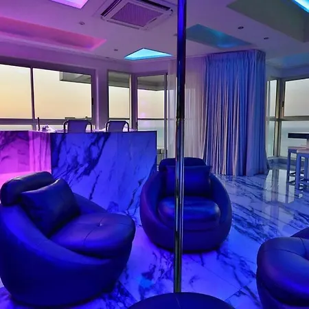 Guest Friendly 2br Jacuzzi Stripper Pole