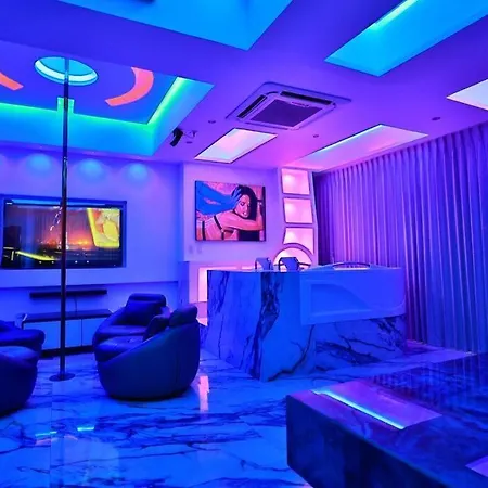 Guest Friendly 2br Jacuzzi Stripper Pole *