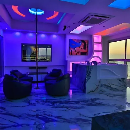 Guest Friendly 2br Jacuzzi Stripper Pole